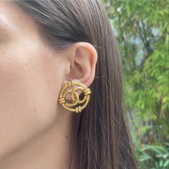 CHANEL 94A Vintage Gold Logo CC Cut Out Open Work Round Pendant Clip On Earrings